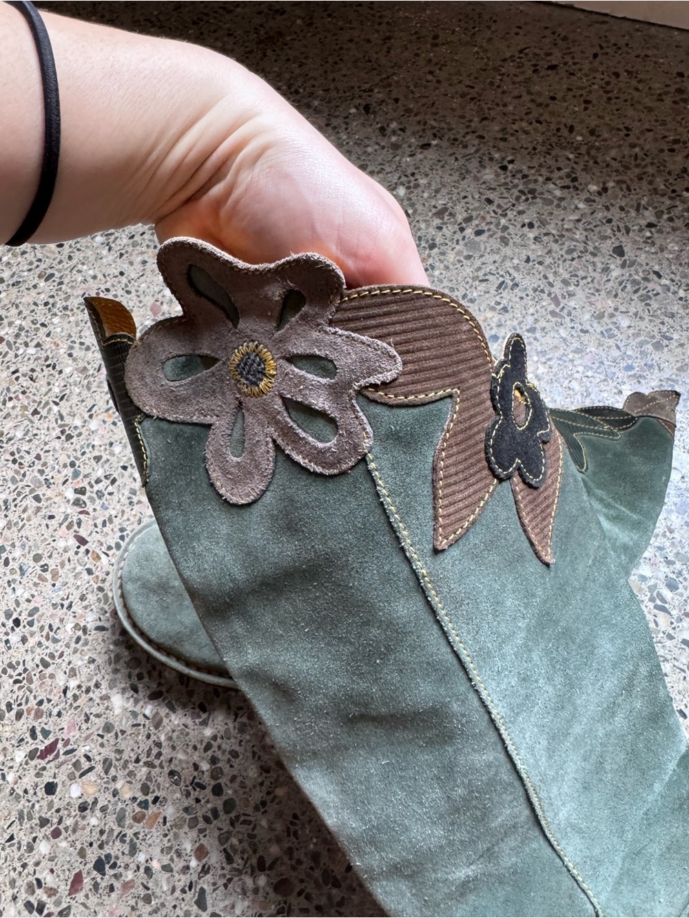 Vintage Camper Green Suede Boots with Asymmetrical Floral Appliqué - size 8.5 - Picture 4 of 6